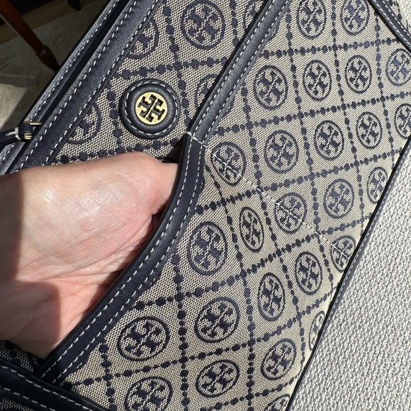 Tory Burch T Monogram Jacquard Travel Pouch
Navy and cream, leather trimmed - Picture 3 of 7